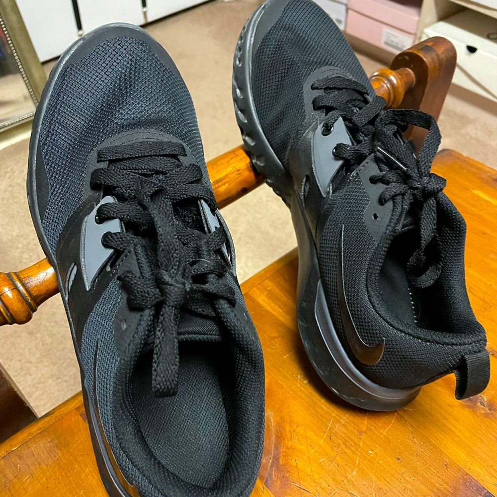 MENS NIKE CROSS TRAINING SNEAKERS PERFECT CONDITION. ALL BLACK 9.5